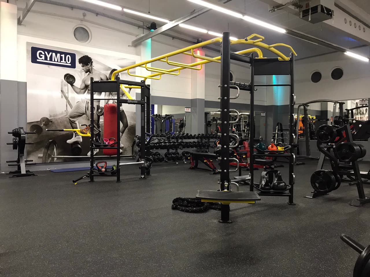 Gelbes Functional-Rig mit Kettlebells und Boxsack
