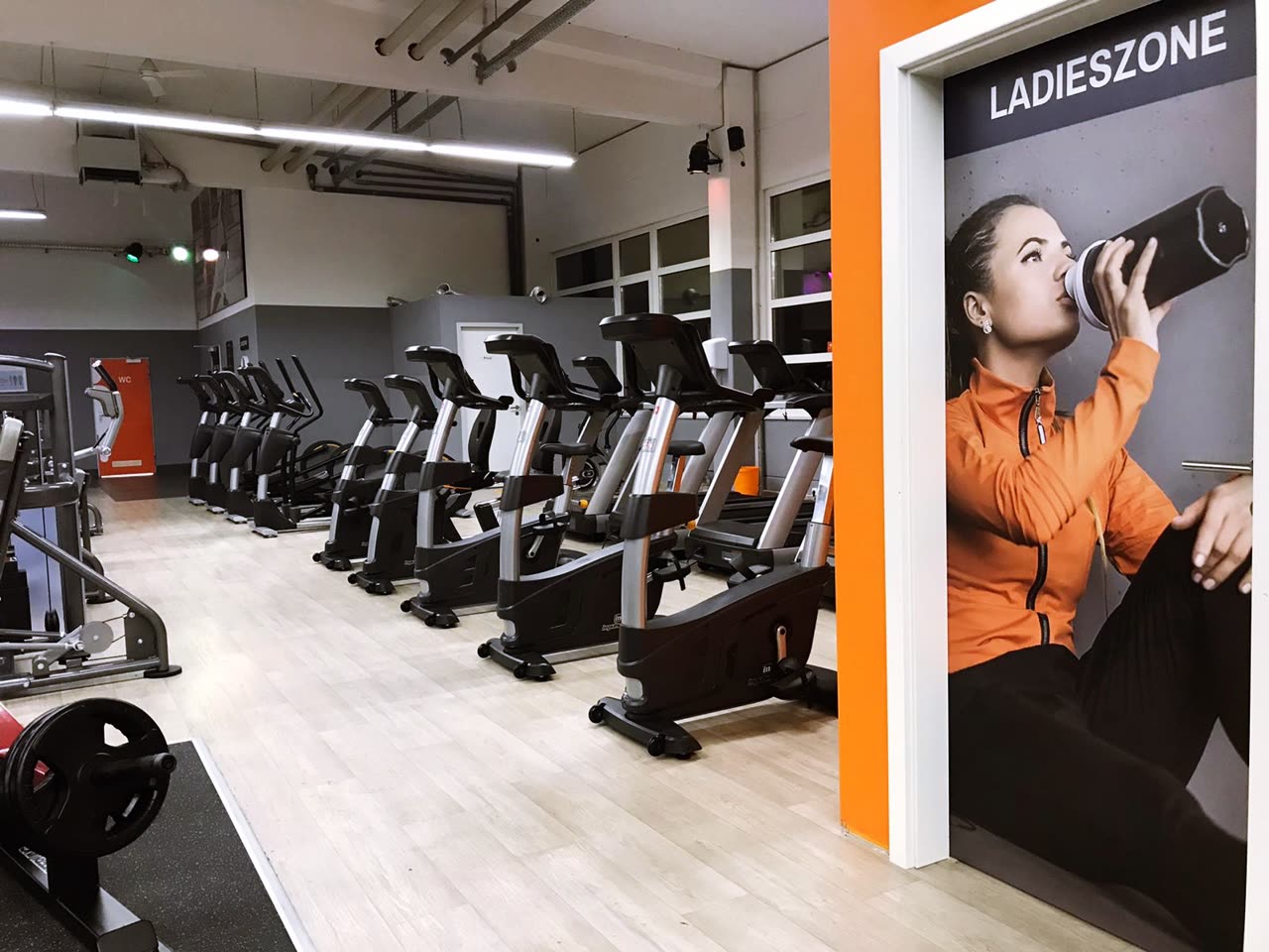 Cardio-Bereich mit Tür zur Ladieszone