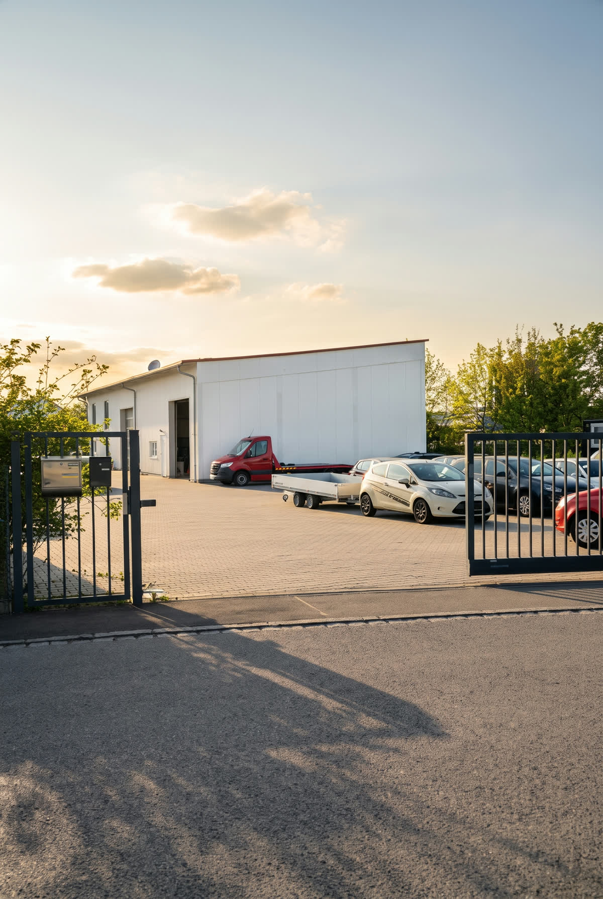 Hof und Einfahrt der Werkstatt